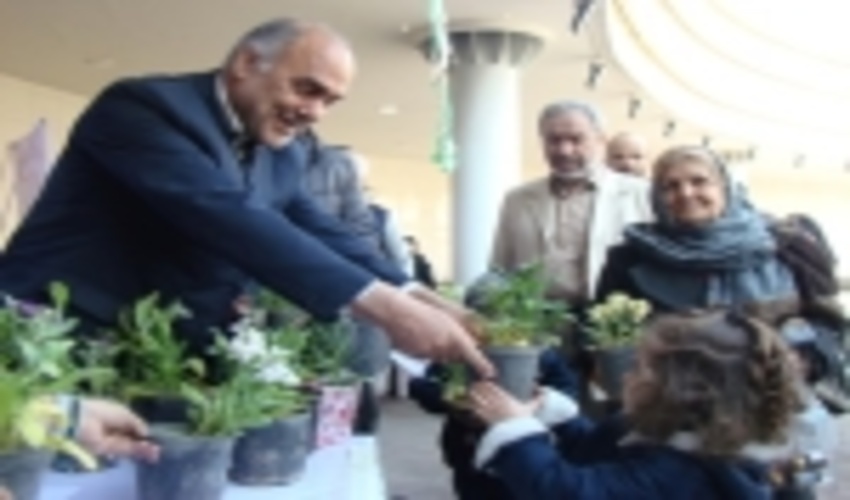 جشن درختکاری در ایوان انتظار میدان  ولیعصر(عج) تهران