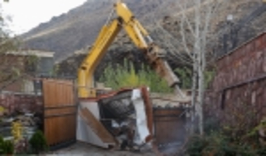 رفع تصرف اراضی ملی و تخریب ویلای غیر مجاز در لواسانات شمیرانات