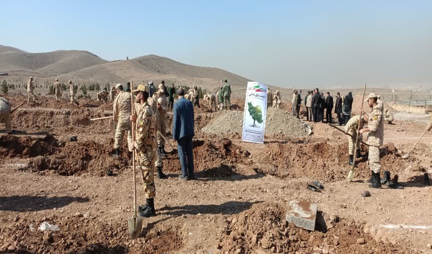 کاشت مشارکتی  ۴۰۰۰ نهال در دانشکده شهید مطهری بسیج
