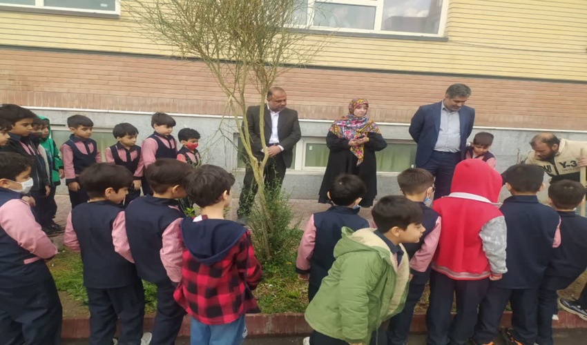 آموزش کاشت نهال در مدرسه ابتدایی شهرستان ورامین 