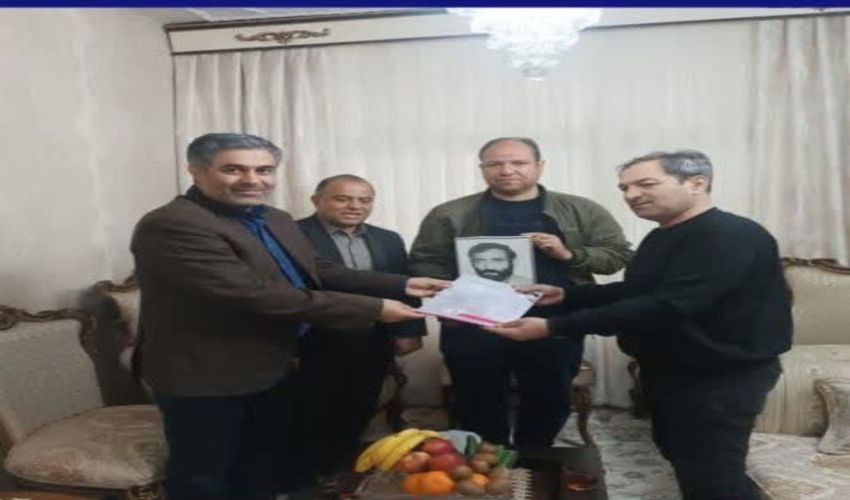 حضور رئیس اداره منابع طبیعی و ابخیزداری شهرستان ورامین  در منزل خانواده معزز شهدای این شهرستان   