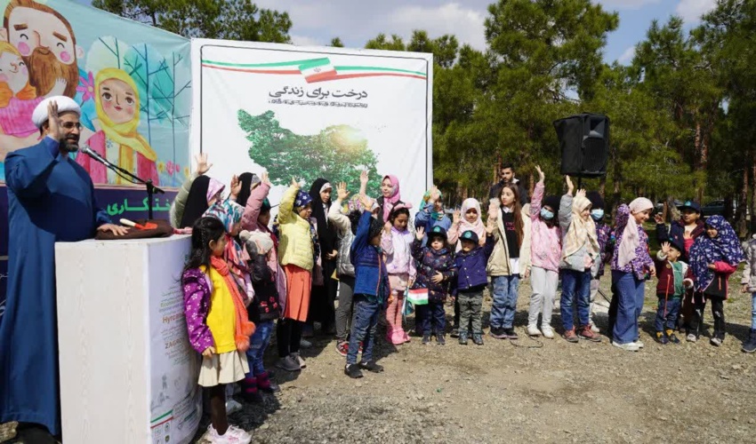 جشنواره درختکاری "دختر و بابا" در چهارمین روز از هفته منابع طبیعی برگزار شد