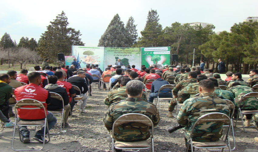 کاشت نهال توسط مددجویان در پارک جنگلی خرگوش دره در ششمین روز از هفته منابع طبیعی به روایت تصویر