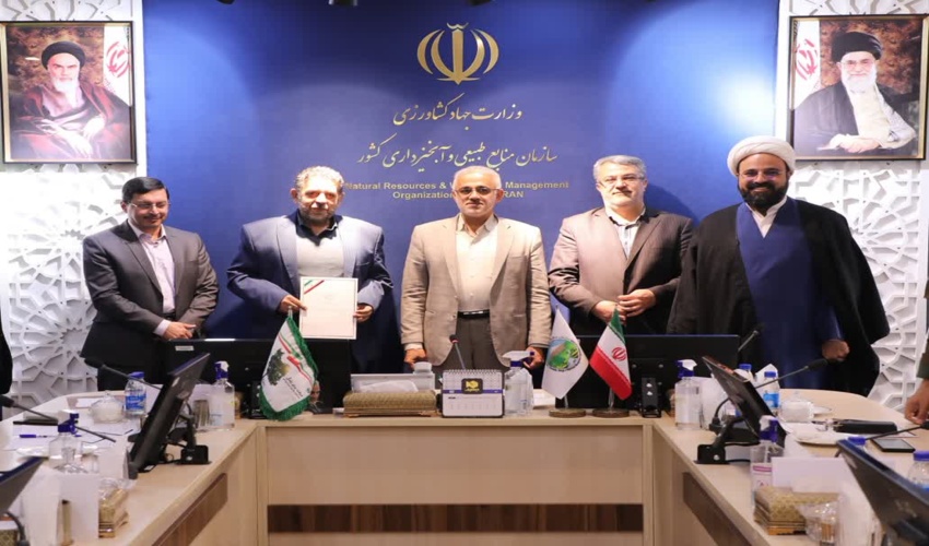 تقدیر از محمد علی نفر  به نمایندگی از مسئولان روابط عمومی ادارات کل منابع طبیعی کشور