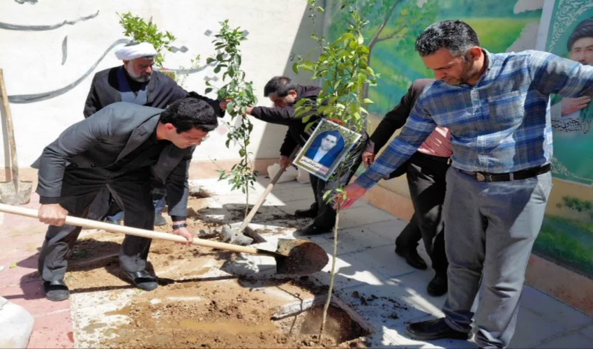 کاشت  نهال در چهلمین روز شهادت رهبر شهید ایران در چهار شهرستان استان تهران