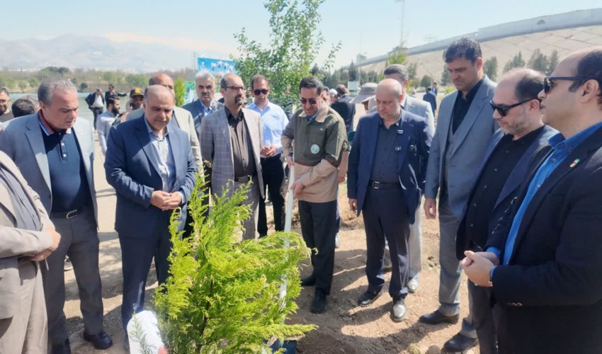 در راستای پویش سرو ایران ۱۰ هزار اصله نهال در مجموعه ورزشی آزادی به مناسبت ۲۹ فروردین ،روز ارتش و سالروز میلاد رهبر شهید ایران غرس شد.